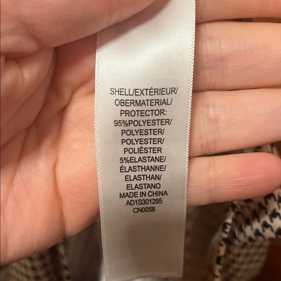 Adrianna Papell Black and White Houndstooth Sleeveless Blouse - Picture 4 of 7